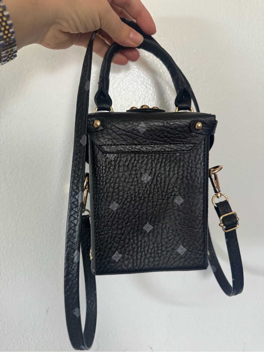 Black box shaped crossbody bag with gold hardware - Picture 3 of 7